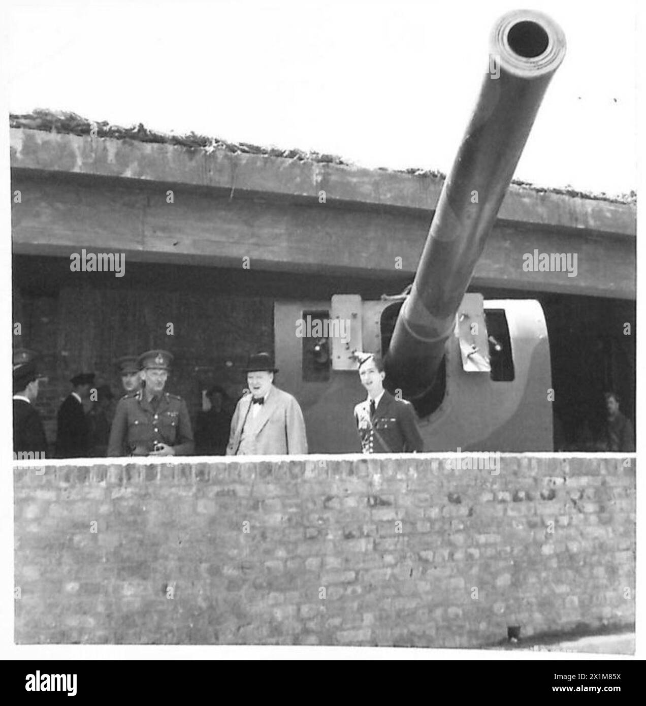 Re Pietro e il signor Churchill sono raffigurati accanto a uno dei cannoni costieri che hanno sparato durante una visita per ispezionare le difese costiere della Gran Bretagna. L'immagine evidenzia la collaborazione tra i leader britannici e jugoslavi nel rafforzamento della sicurezza costiera. Foto Stock