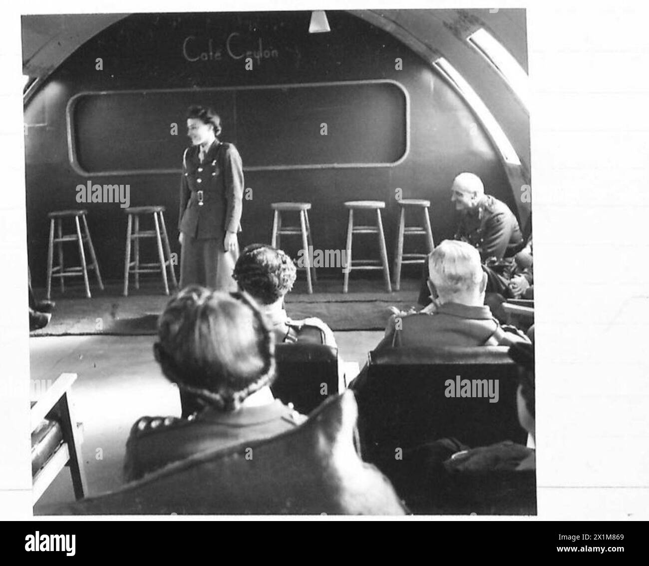 I cannonieri antiaerei ricevono tè e bevande servite dal personale A.T.S. durante una visita da rappresentanti di Ceylon e alti ufficiali, British Army. Foto Stock