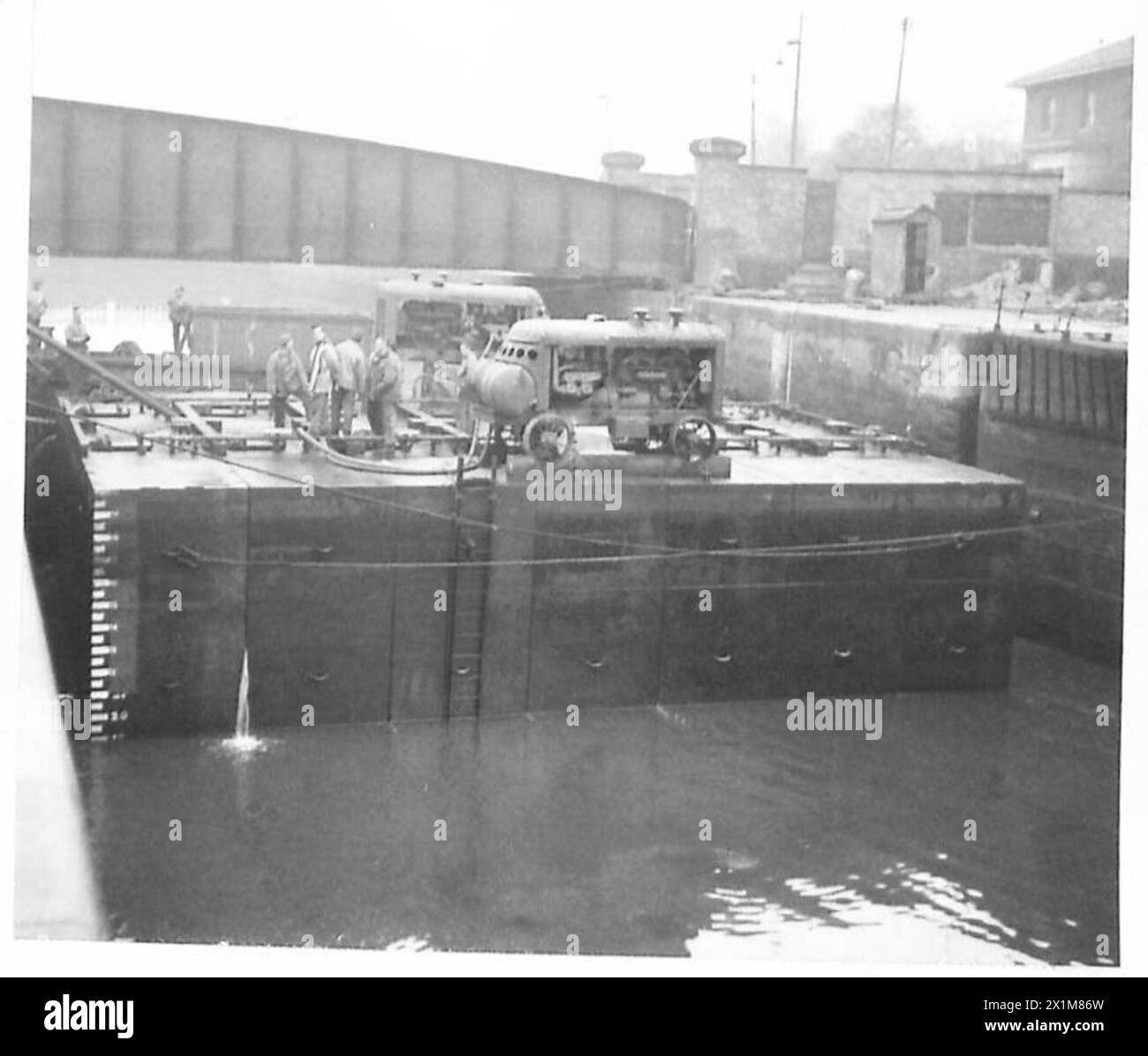 I cassoni galleggianti degli squali sono posizionati presso East India Dock per l'uso in operazioni militari e logistiche da parte dell'esercito britannico. Foto Stock