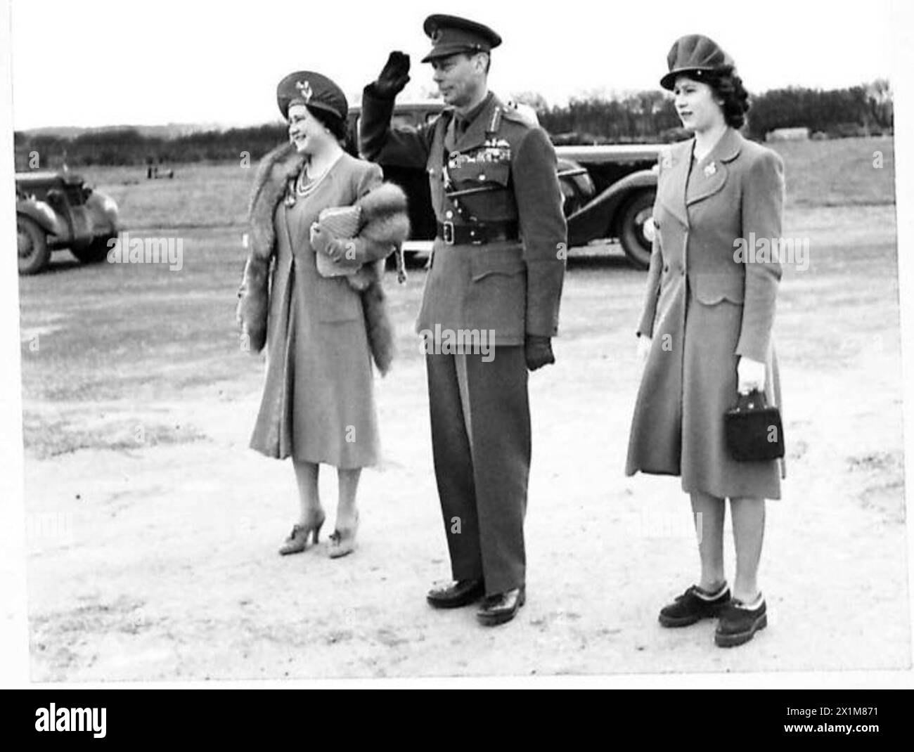 Sua Maestà il Re saluta il personale dell'esercito britannico dopo averli ispezionati, con la Regina e la Principessa presenti. Foto Stock