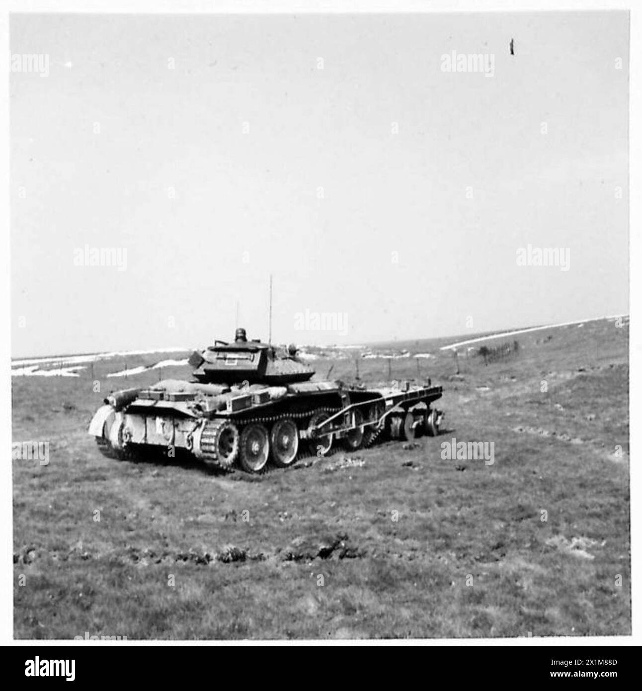 Un carro armato Covenanter con attacchi è posizionato in un villaggio del Sussex prima del passaggio sul campo minato il 24 giugno 1942 sotto la supervisione dell'esercito britannico. Foto Stock