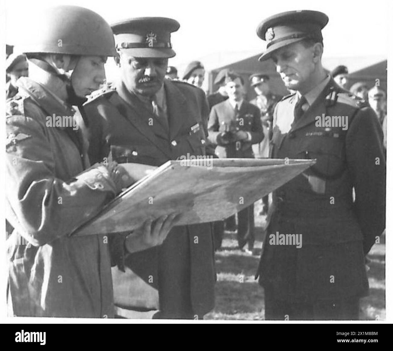 Un ufficiale di paracadute informa sua altezza su un'operazione militare pianificata, delineando la strategia e gli obiettivi tattici. Foto Stock