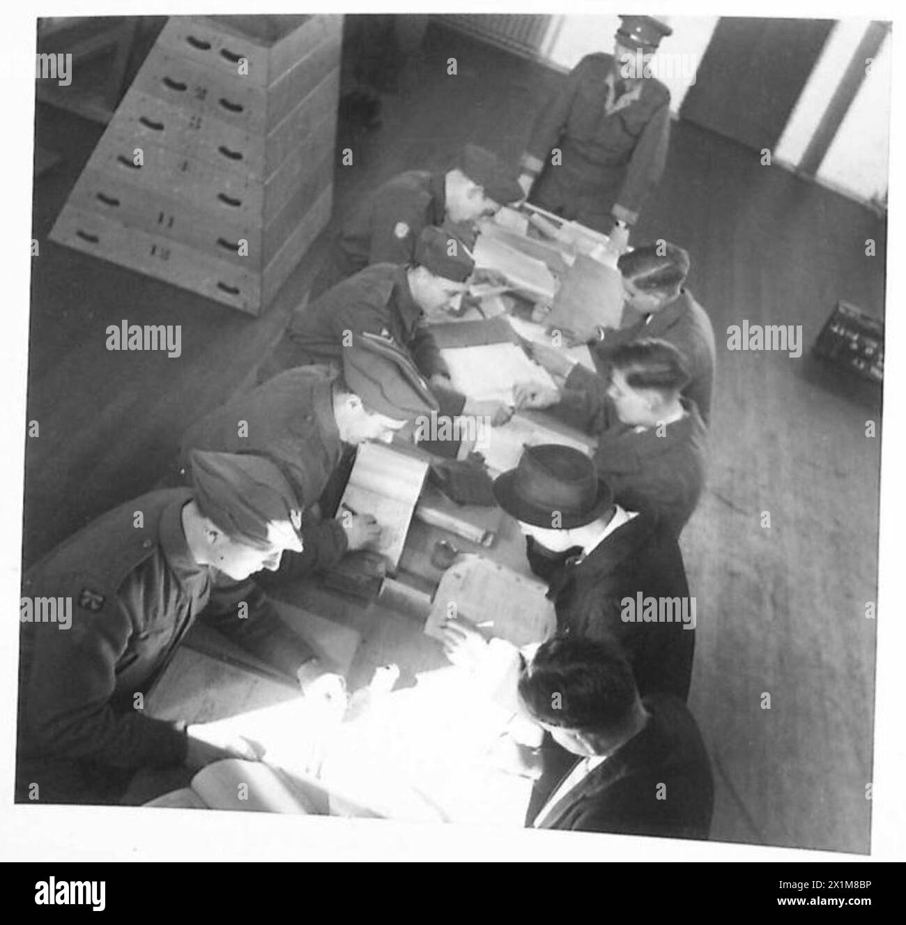 Presso il centro di addestramento della fanteria, quattro recluta la documentazione completa e fornisce i dati personali nell'ambito delle procedure amministrative. Foto Stock