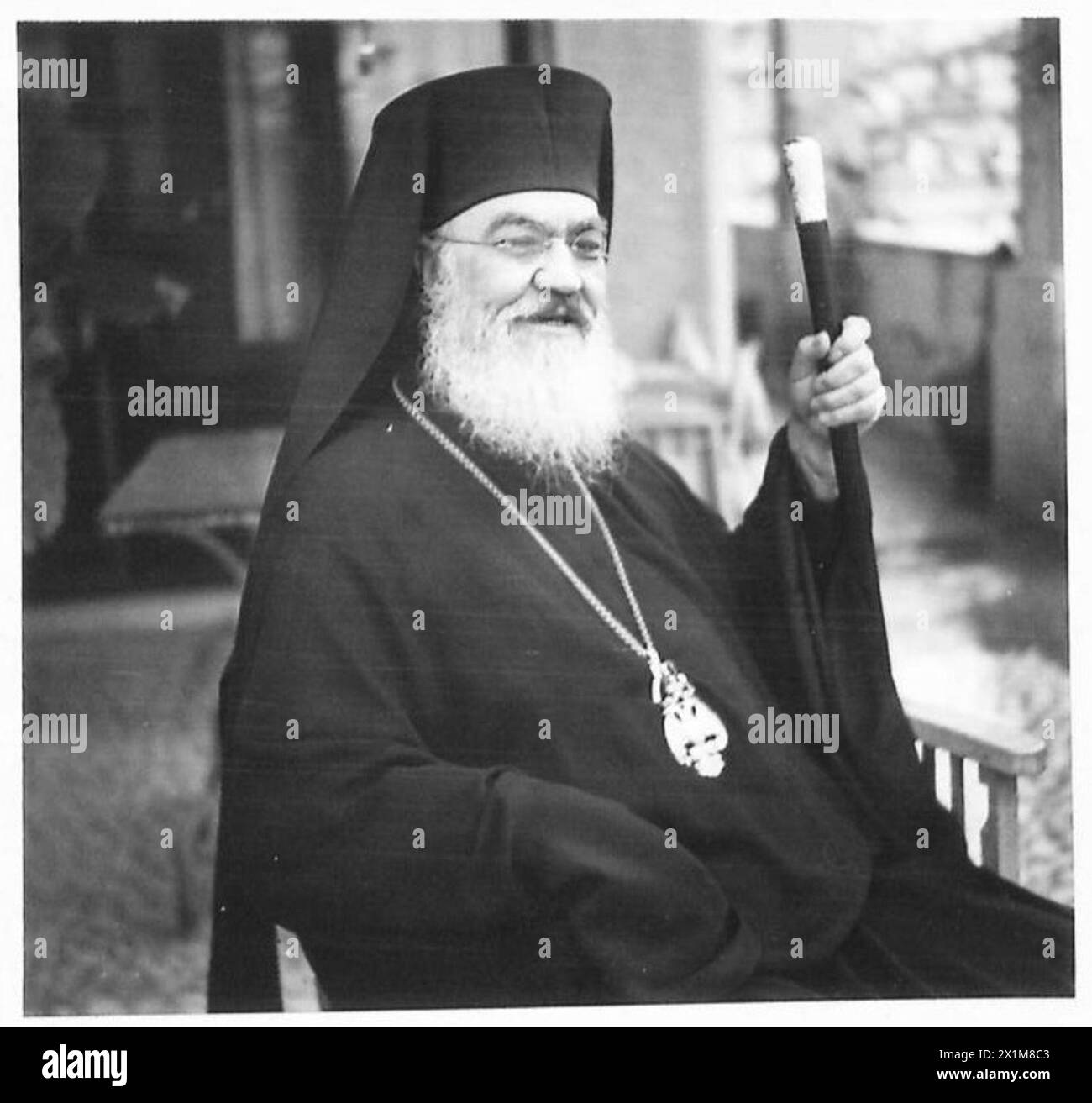 L'arcivescovo Damaskinos di Atene è raffigurato con il suo interprete maggiore Frank Macaskie, che rappresenta la presenza ecclesiastica e diplomatica greca. Foto Stock