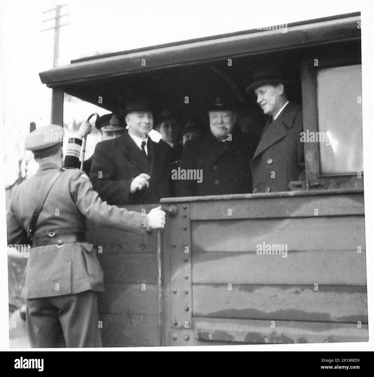 Il primo Ministro, primo Lord dell'Ammiragliato, e la signora Churchill viaggiano su un furgone di guardia durante un giro di ispezione delle difese, British Army. Foto Stock