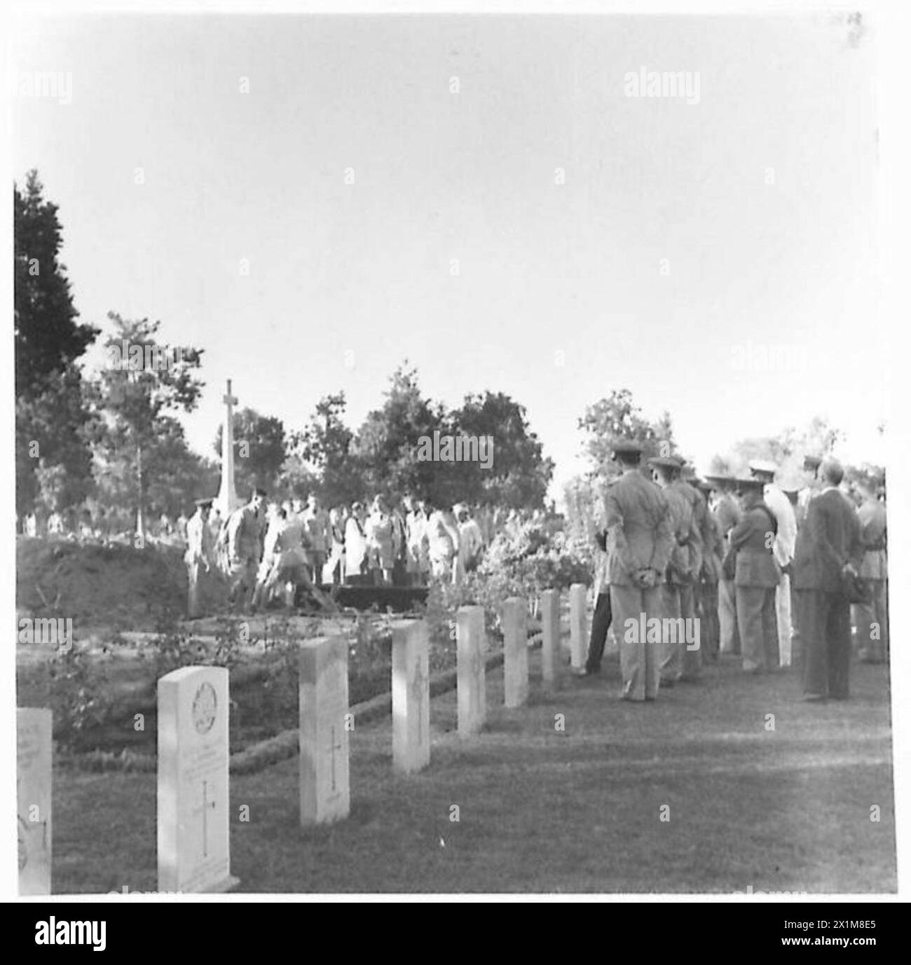 FUNERALE DI UFFICIALI UCCISI IN UN INCIDENTE AEREO - foto scattate fuori e dentro il cimitero britannico al Vecchio Cairo, durante il funerale dei quattro ufficiali: Il maggiore generale V.V. Pope Brigadier R.E. Russell Brigadier E.S. Unwin Capitano G.R. Amery, British Army Foto Stock