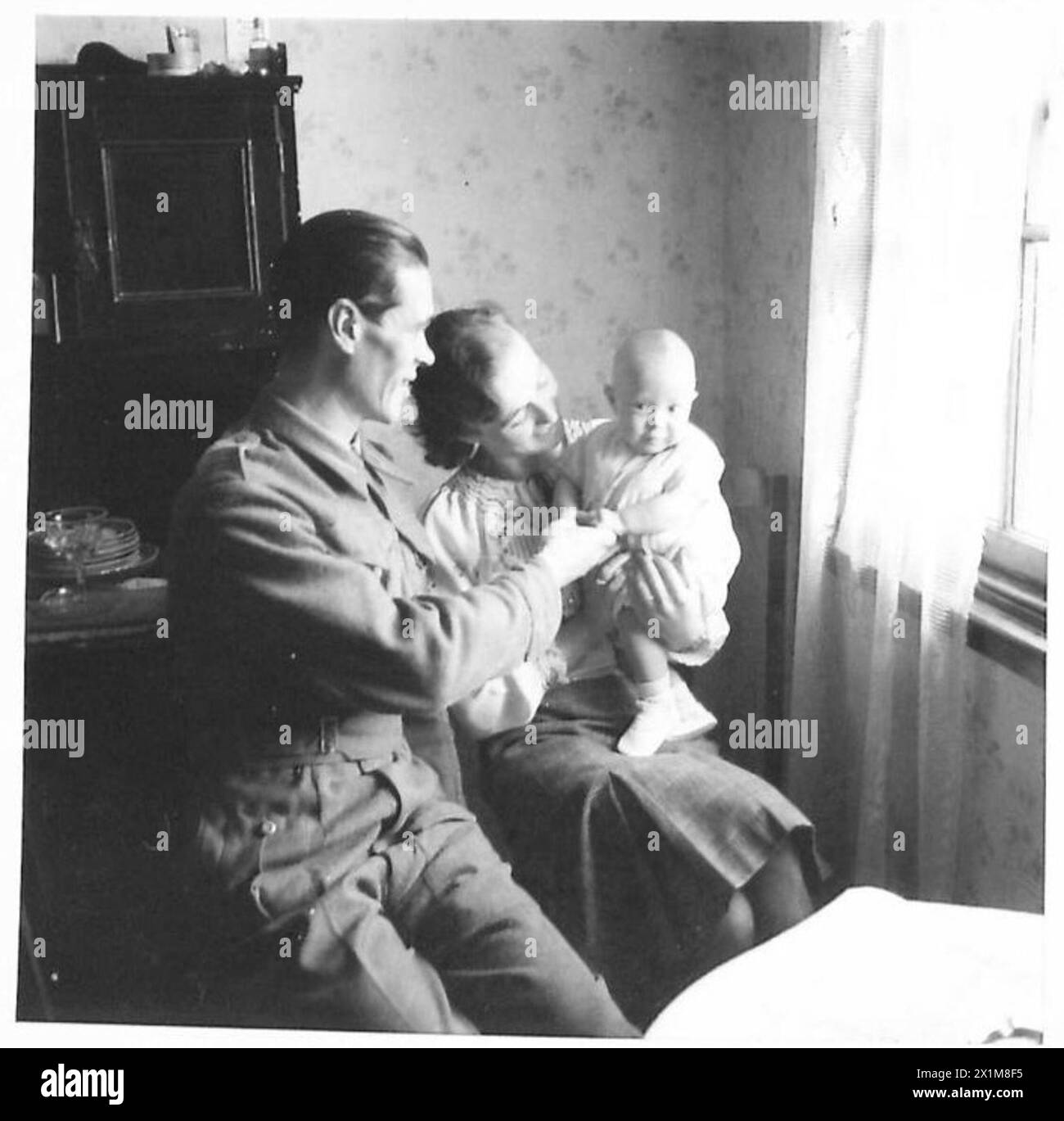 Il caporale Holler del i corpo polacco con la moglie e il bambino scozzesi nel loro appartamento in Scozia, luglio 1942, visitato da Donald Sutton dell'American Newspaper Enterprise Association. Foto Stock