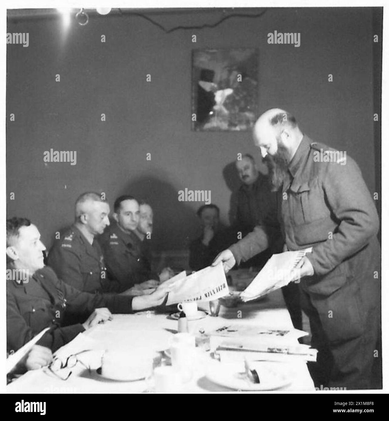 Un sergente distribuisce bollettini informativi al generale Gustaw Paszkiewicz presso la sala messaggi dei 1st Brigade Officers a Cupar, Scozia, illustrando la vita domestica e sociale della 1st Rifle Brigade, 1940-1947. Foto Stock
