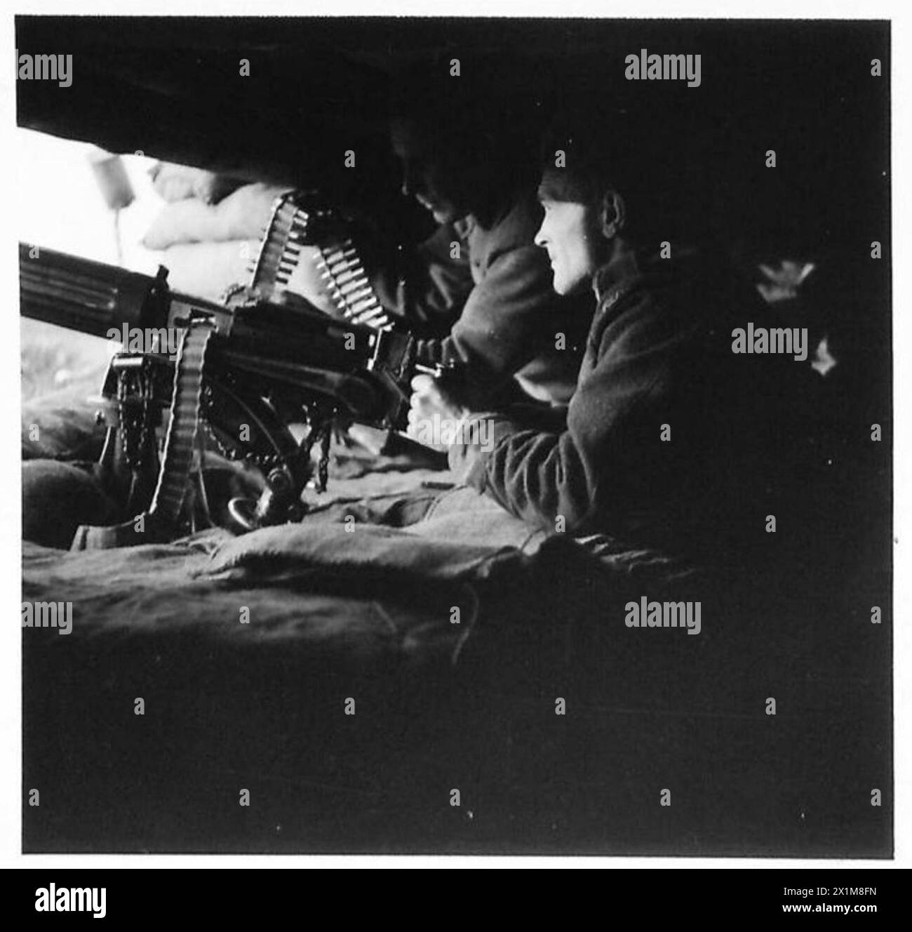 I soldati della 1st Machine Gun Company, 5th Heavy MG Battalion, 5th Kresowa Division, 2nd Polish Corps, coprono le sezioni nemiche della riva del fiume Senio con mitragliatrici Vickers, 24 marzo 1945. Foto Stock