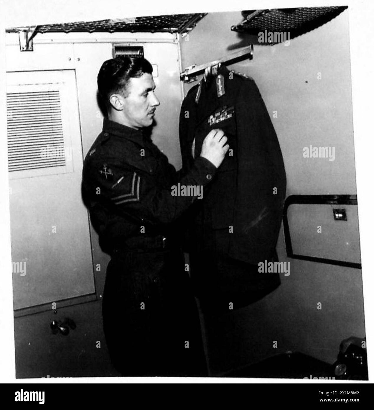 Il caporale W. English di Erith, Kent, servì come batman per il generale Montgomery durante le campagne africane e italiane. In tempo di pace, ha lavorato come Undertaker, British Army. Foto Stock