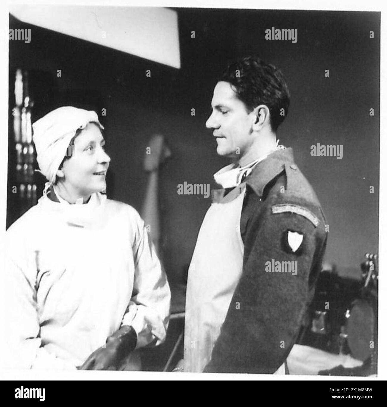 Raymond Breit dell'American Field Service parla con la sorella R.M. Furse dopo un'operazione dell'Eighth Army, 1940 Foto Stock