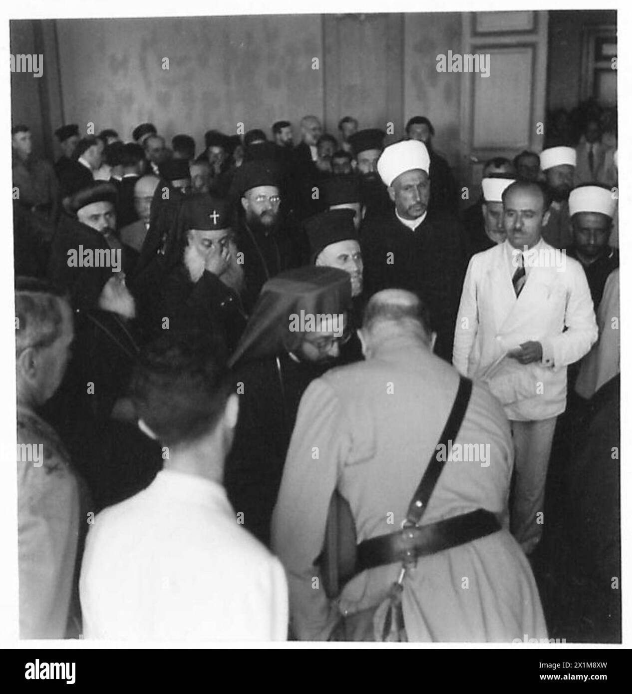 Il generale Sir Henry Wilson e il generale Catroux tengono un ricevimento alla Government House di Beirut per i leader politici e religiosi dopo l'arrivo delle truppe britanniche, il British Army. Foto Stock