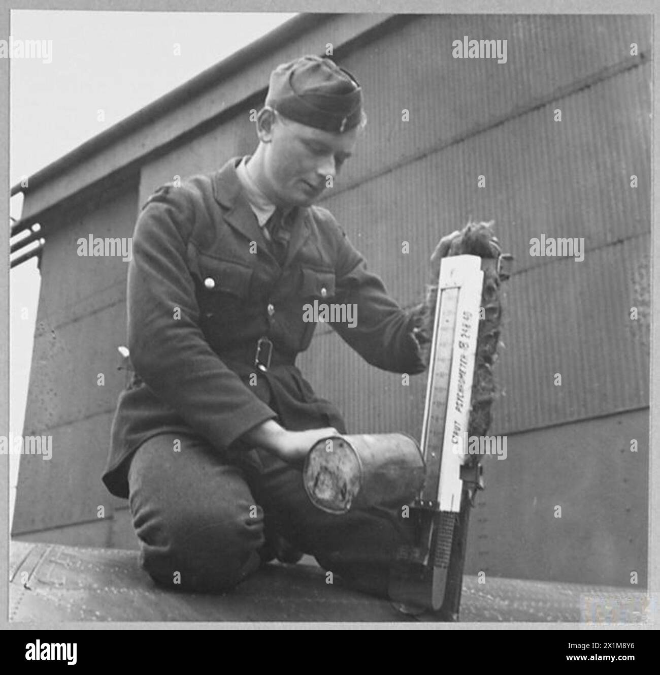 700 "MET CLIMMBS": UN RECORD MONDIALE! - Uno dei membri del personale di terra "domina" lo psicrometro [termometro a bulbo umido e secco] trasportato sull'ala dell'aeromobile, la Royal Air Force Foto Stock