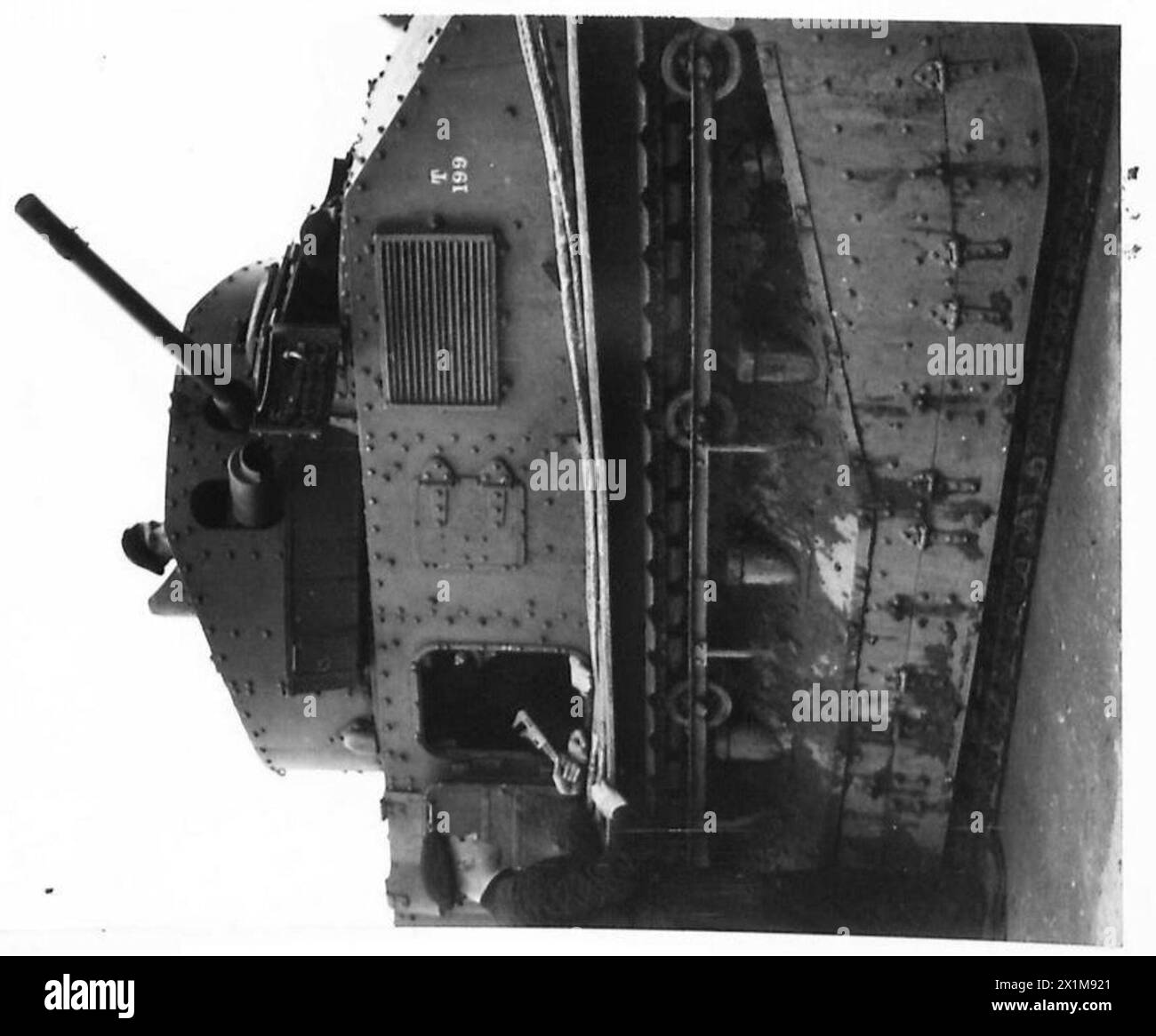 IL ROYAL TANK CORPS RECLUTA IN ADDESTRAMENTO A FARNBOROUGH - il Royal Tank Corps riceve istruzione in riparazioni interne, British Army Foto Stock