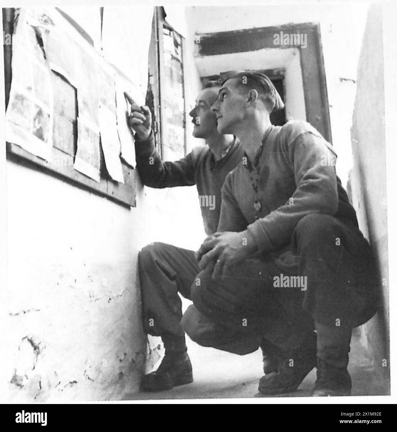 I corsari A. Gilbert e A. Hayward lessero il bollettino per aggiornamenti nel settore britannico della Quinta Armata, Italia. Foto Stock