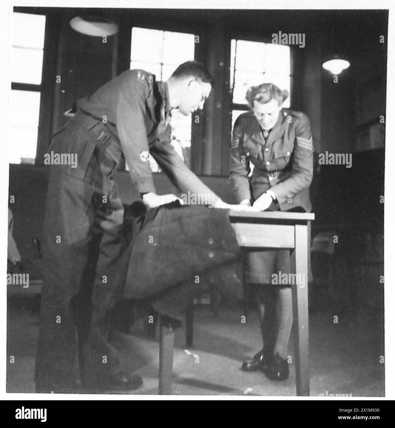 Il sergente Pringle dell'ATS Northumberland studia pelletteria e commercio al College of the Rhine Army, istruito dal CSM Castle, British Army of the Rhine. Foto Stock