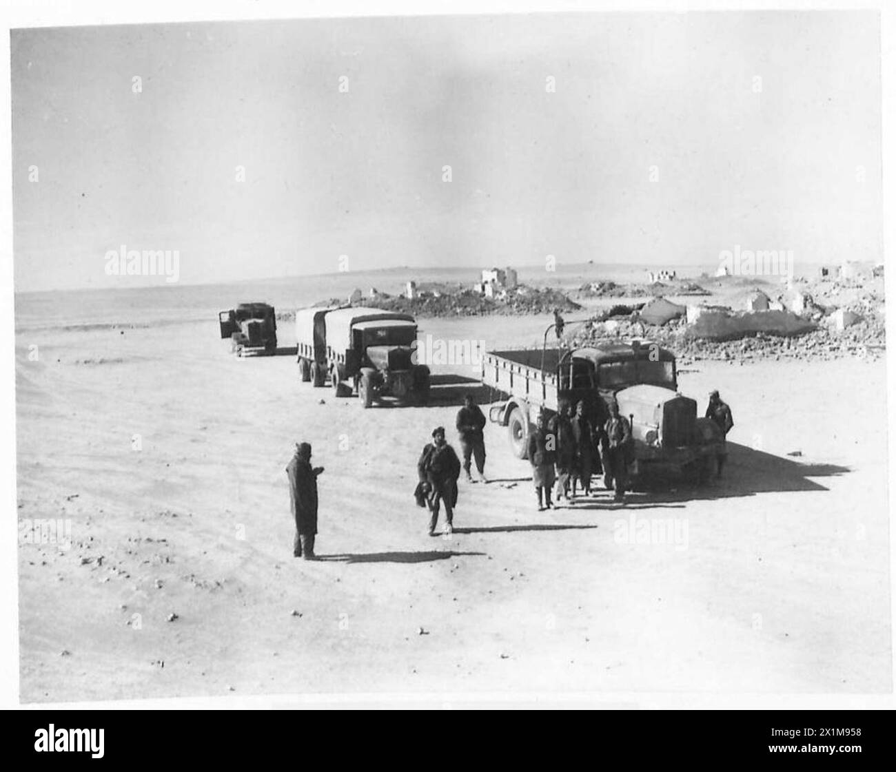 LE ULTIME FOTO DELL'AVANZATA BRITANNICA NEL DESERTO occidentale - i camion italiani catturati passando le rovine di Sidi Barrani, British Army Foto Stock