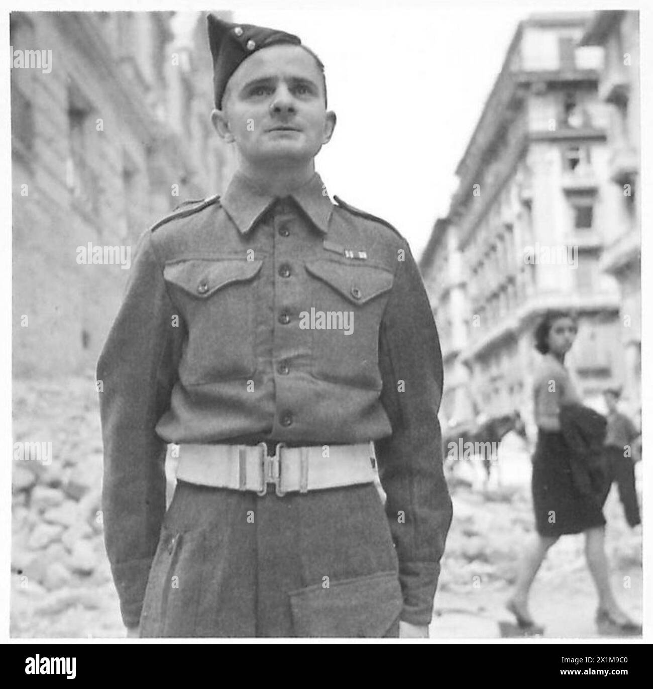 Il Thorbum privato viene fotografato indossando il nastro della medaglia George dopo la cerimonia di presentazione della medaglia a Napoli. Foto Stock