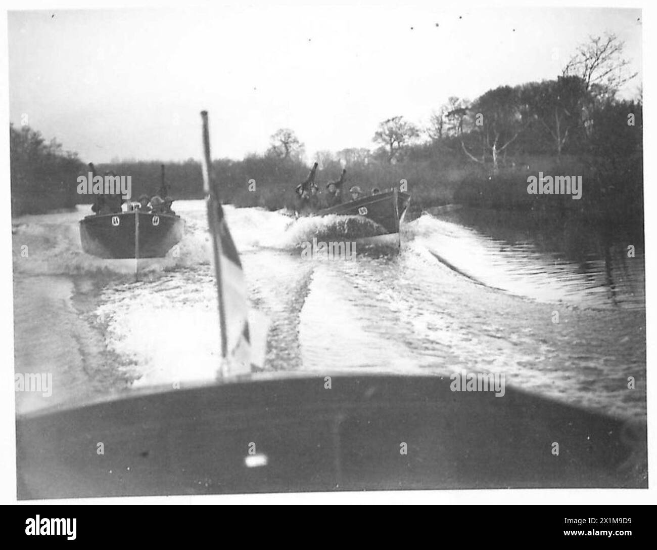 Due British Army lanciano pattuglia un tratto di fiume nelle vie navigabili interne della Gran Bretagna, conducendo sorveglianza e mantenendo la sicurezza. Foto Stock