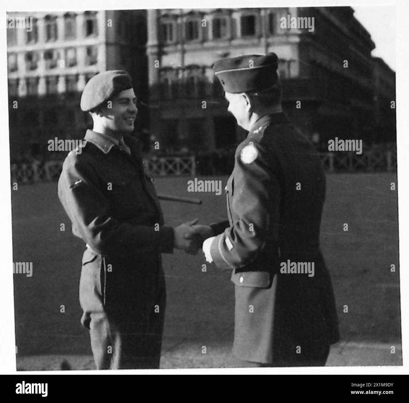 Il maggiore Munns dell'esercito britannico riceve la Bronze Star dal generale di brigata Cas. L. Dasher degli Stati Uniti, che riconosce il servizio militare e la cooperazione. Foto Stock