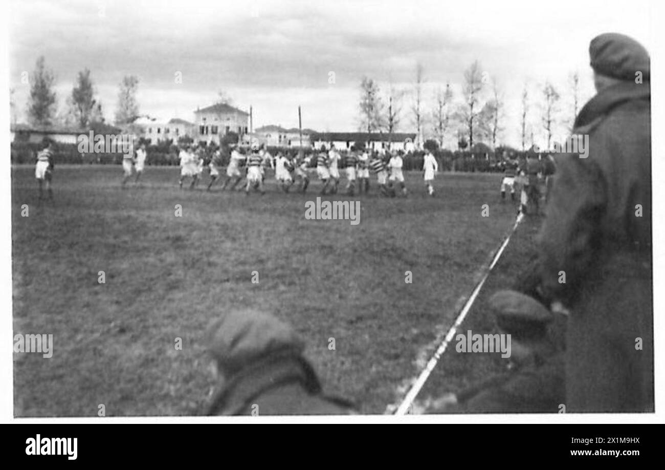 Il generale Freyburg presenta una coppa alle finali di rugby neozelandese tra il 22nd Motor Battalion e la Divisional Ammunition Company, British Army. Foto Stock