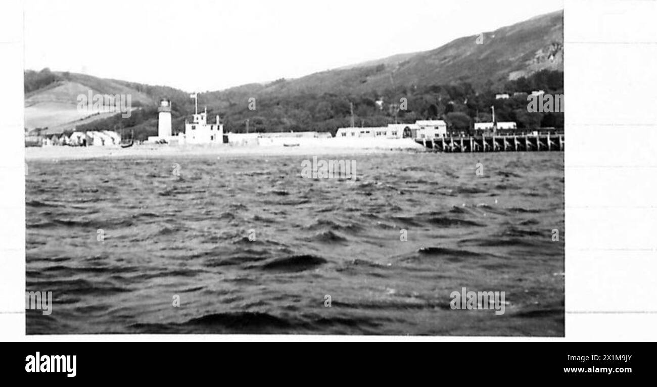 Personale dell'esercito britannico della TN. 5 il S.D.W.D. svolge un incarico speciale mentre si trova a loch, osservando verso est durante le operazioni. Foto Stock