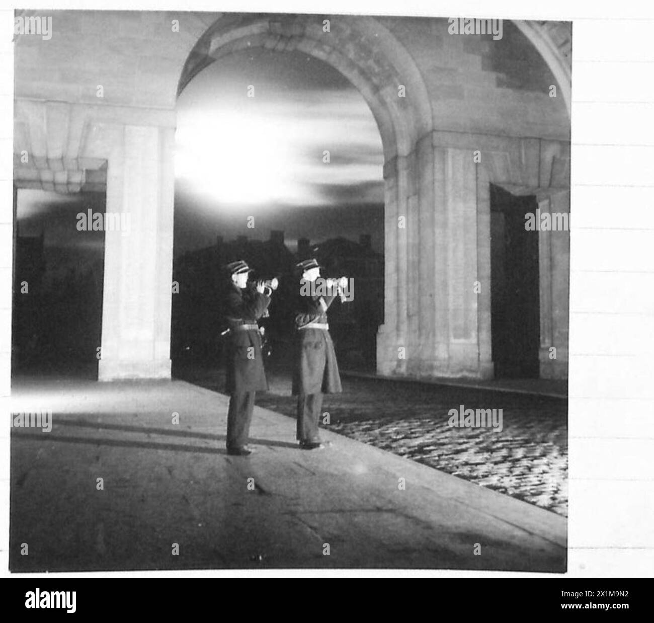 La cerimonia Last Post si svolge ogni sera presso la porta Menin, Ypres, in onore dei soldati alleati morti nella prima guerra mondiale, i membri dei vigili del fuoco belgi suonano, British Army, 21st Army Group. Foto Stock