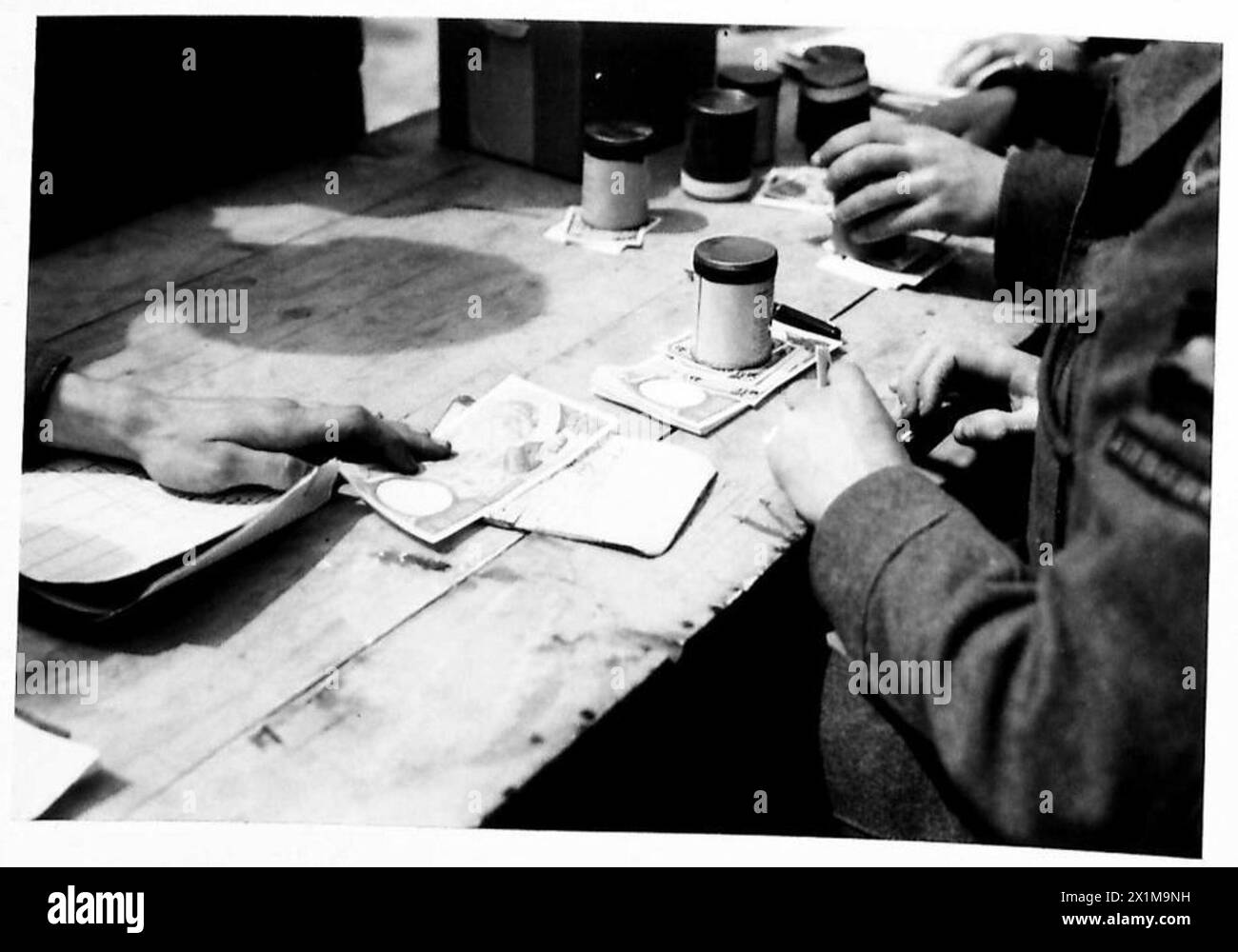 Le forze aviotrasportate della 6th Airborne Division dell'Esercito britannico sono mostrate ad una parata salariale ricevendo il loro primo stipendio in valuta d'invasione francese, parte dei preparativi pre-invasione. Foto Stock