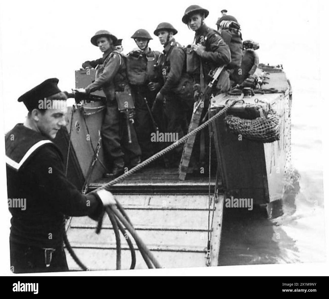 Gli uomini di un battaglione del reggimento Hampshire sono a bordo di un mezzo da sbarco d'assalto che partecipa ad un'esercitazione combinata, British Army. Foto Stock