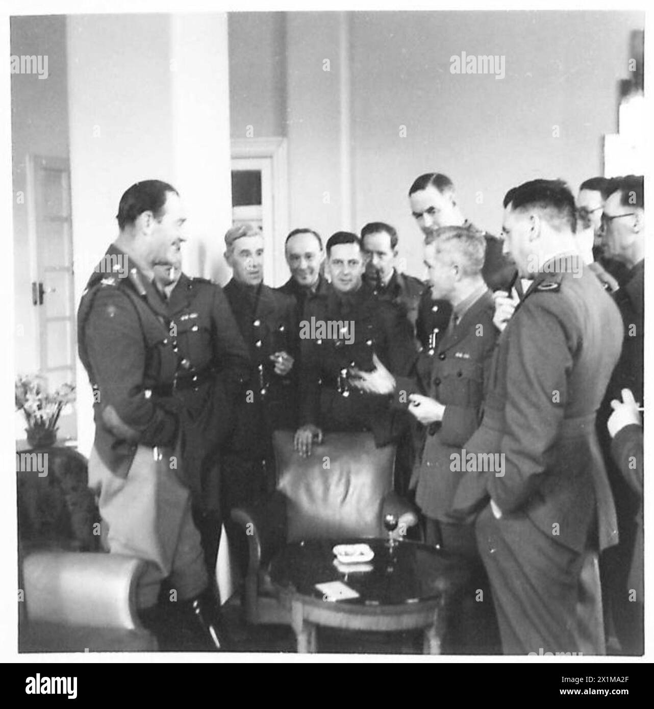 Il tenente generale Eastwood incontra i corrispondenti di guerra come parte delle operazioni dei media dell'esercito britannico e del coordinamento dei rapporti. Foto Stock