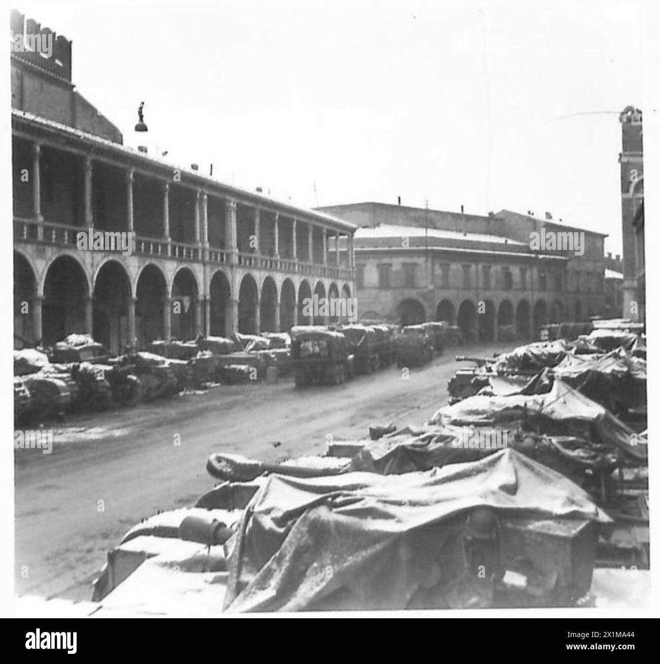I carri armati alleati dell'Ottava Armata sono parcheggiati nella piazza cittadina di Faenza, in Italia, ricoperta di neve, che illustra le condizioni invernali e la prontezza durante la seconda guerra mondiale Foto Stock
