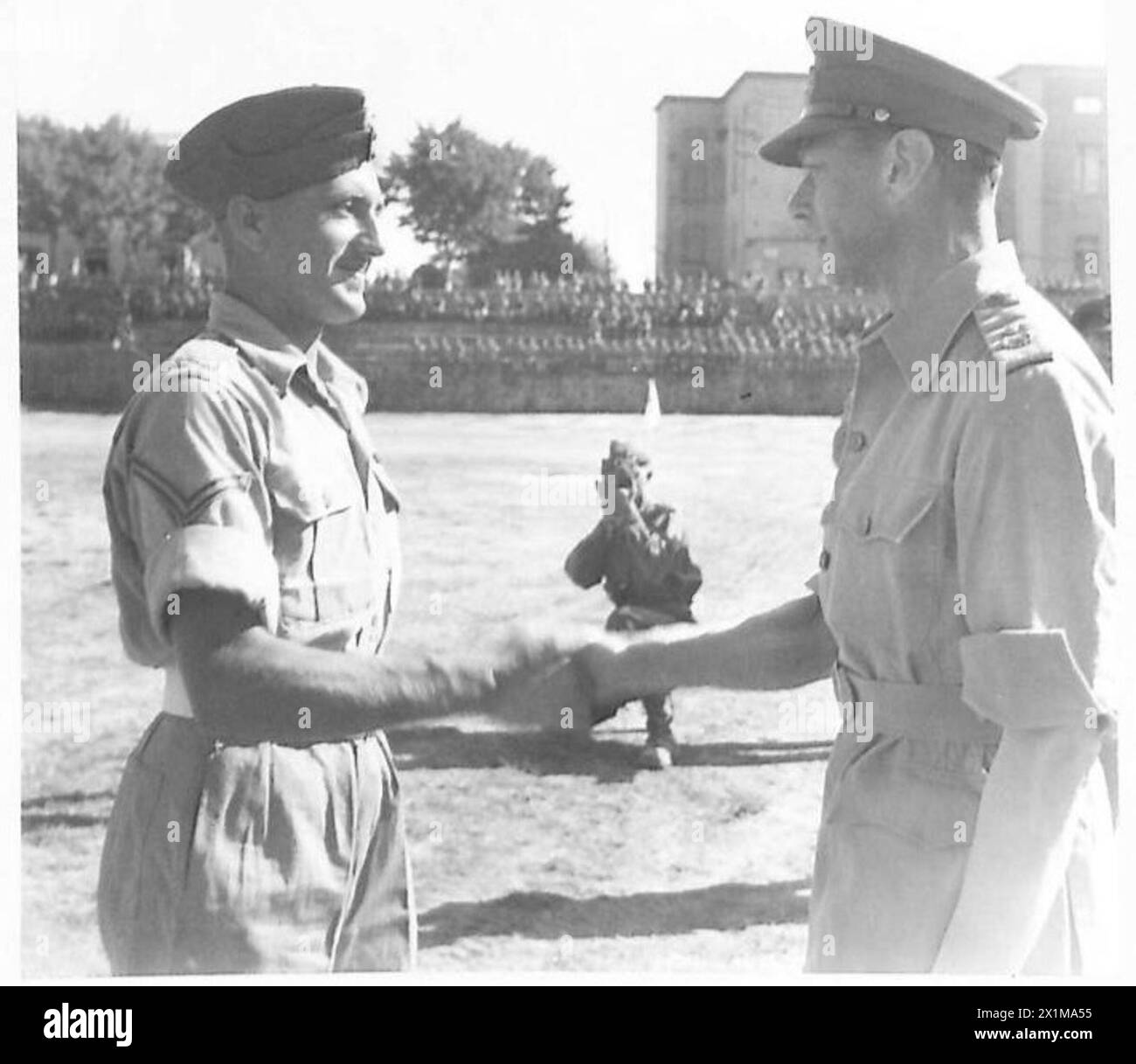Sua Maestà il Re presenta una decorazione al Fusilier Jefferson durante le operazioni sul campo dell'esercito britannico. Foto Stock