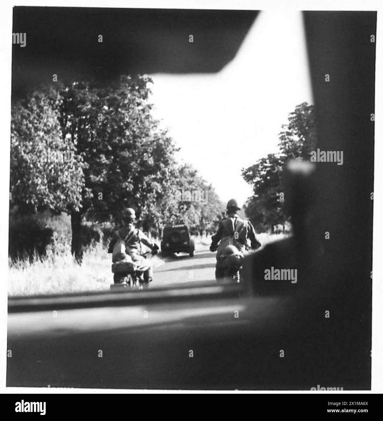 La polizia speciale assiste nella selezione dei percorsi per i carri armati, dimostrata dal sedile del conducente mostrando una visuale limitata, British Army. Foto Stock