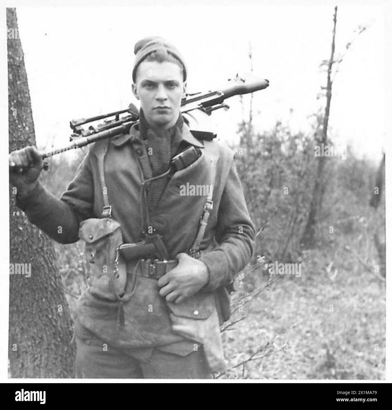 Il soldato K. Lowe dell'esercito britannico è di stanza presso la Fifth Army Anzio testa di ponte, in Italia, come parte dello schieramento operativo. Foto Stock