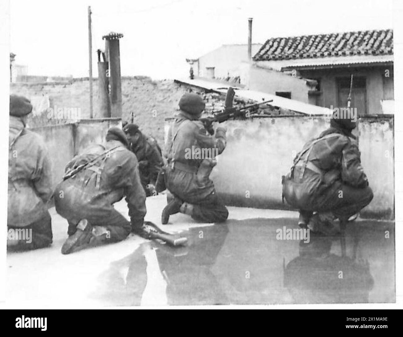 I paracadutisti britannici usano tattiche sul tetto ad Atene il 31 dicembre 1944 per liberare le posizioni nemiche vicino a Metaxouriyon, incontrando il fuoco di mortai a lungo raggio da parte delle forze E.L.A.S. Foto Stock