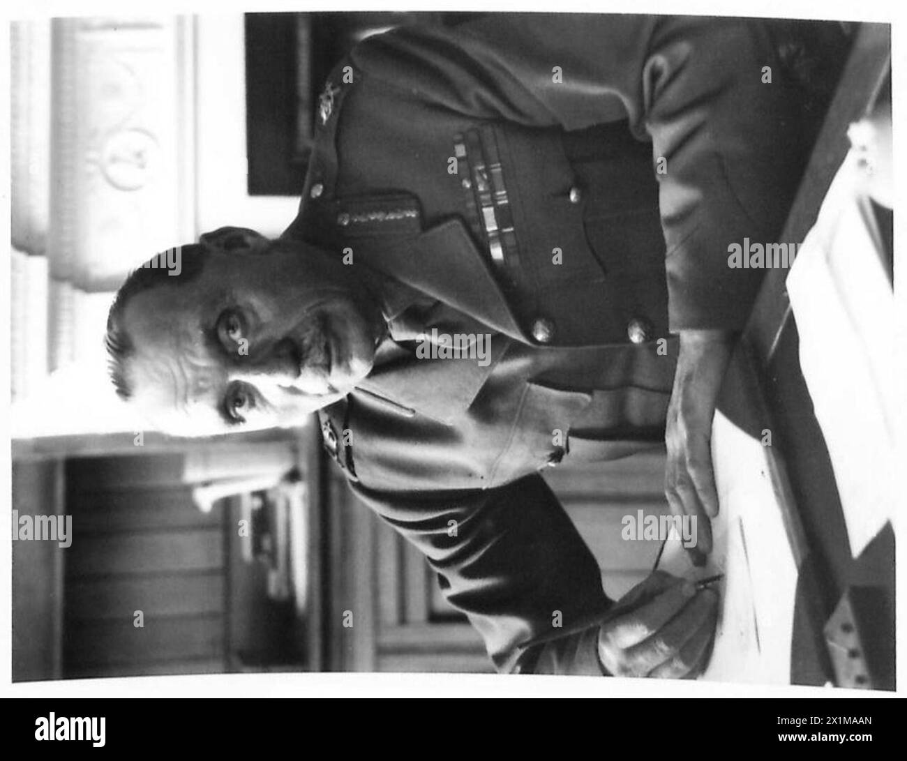 IL ROYAL TANK CORPS RECLUTA IN ADDESTRAMENTO A FARNBOROUGH - Lieut-Colonel Barker, British Army Foto Stock