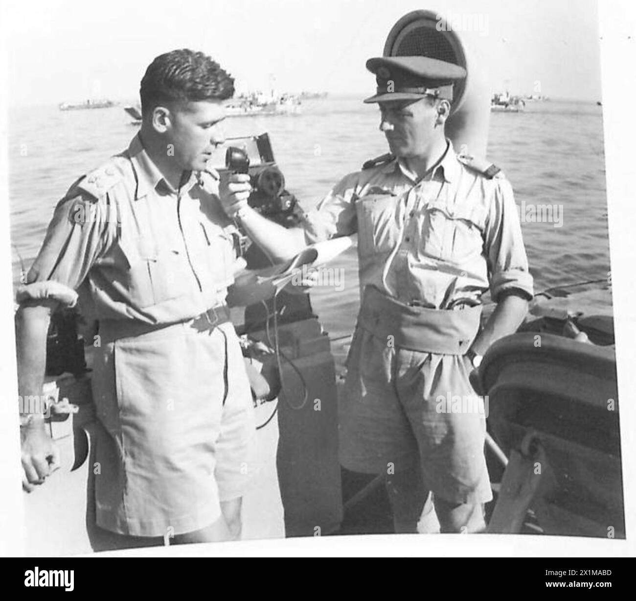 INVASIONE D'ITALIA ZONA NAPOLI : QUINTO ESERCITO TERRA NEL GOLFO DI SALERNO - Brigadiere C.E.A. Firth, DSO., intervistato da Frank Gillard della BBC. Il brigadiere che vive a Cirencester, è uno dei più giovani brigadieri dell'esercito britannico, ed è stato recentemente con la 4th Indian Division, British Army Foto Stock