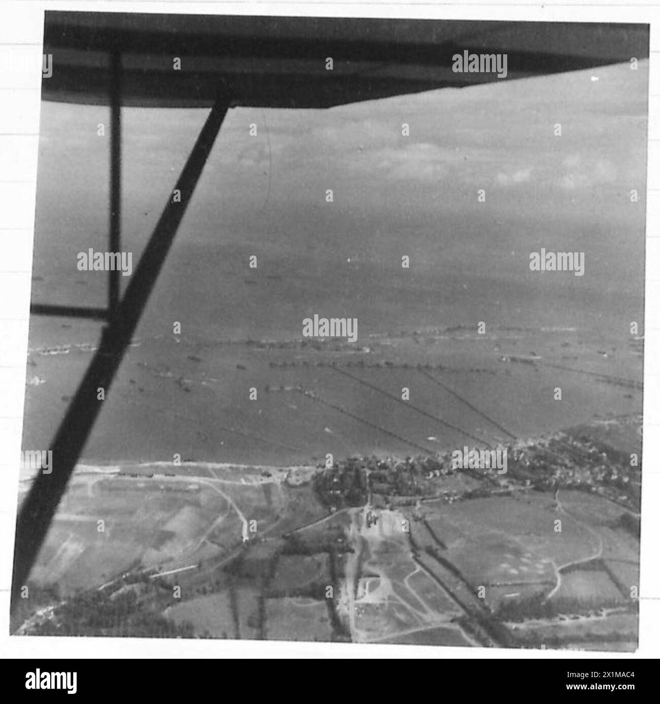 Fotografie aeree catturano Mulberry B ad Arromanches, mostrando operazioni logistiche e ingegneristiche dell'esercito britannico nell'Europa nord-occidentale tra il 1944 e il 1946 sotto il 21st Army Group. Foto Stock