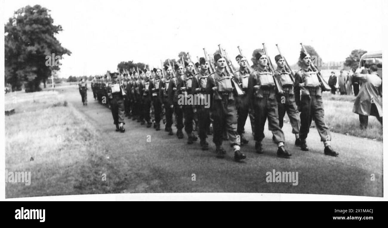 Sua Maestà il Re osserva le guardie gallesi che eseguono esercizi e marciano durante una visita. Foto Stock