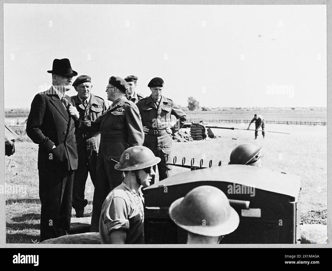 Il personale del reggimento R.A.F., tra cui il leader dello Squadrone H.E. Sefton e il maggiore generale Sir C.F. Liardet, coordinano le misure difensive contro le bombe volanti, 1944. Foto Stock Il personale del reggimento R.A.F., tra cui il leader dello Squadrone H.E. Sefton e il maggiore generale Sir C.F. Liardet, coordinano le misure difensive contro le bombe volanti, 1944. Foto Stock