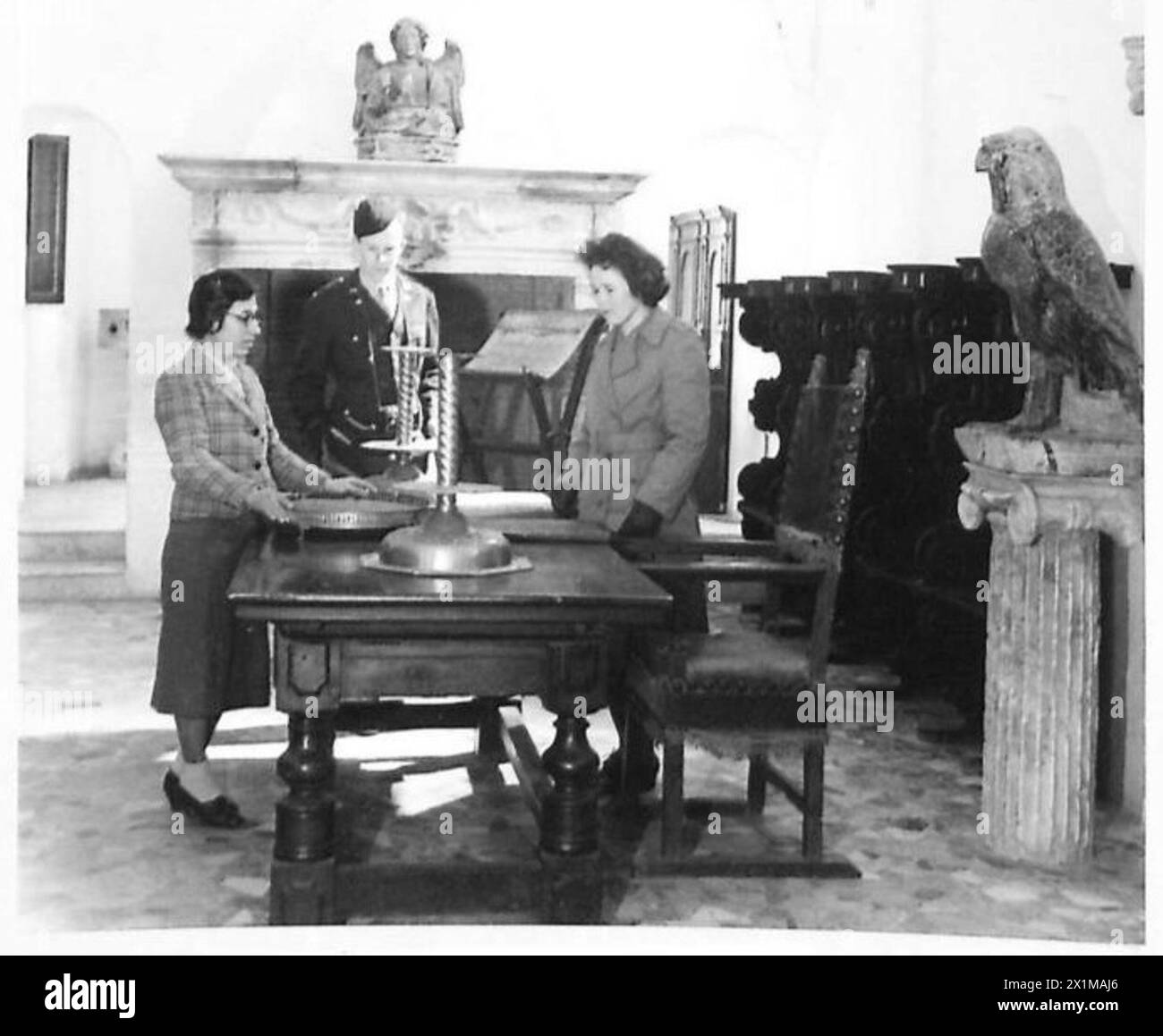 I visitatori americani vedono la cappella di San Michele nella casa di Axel Munthe a Capri, che illustra l'interesse culturale e la presenza internazionale in Italia. Foto Stock