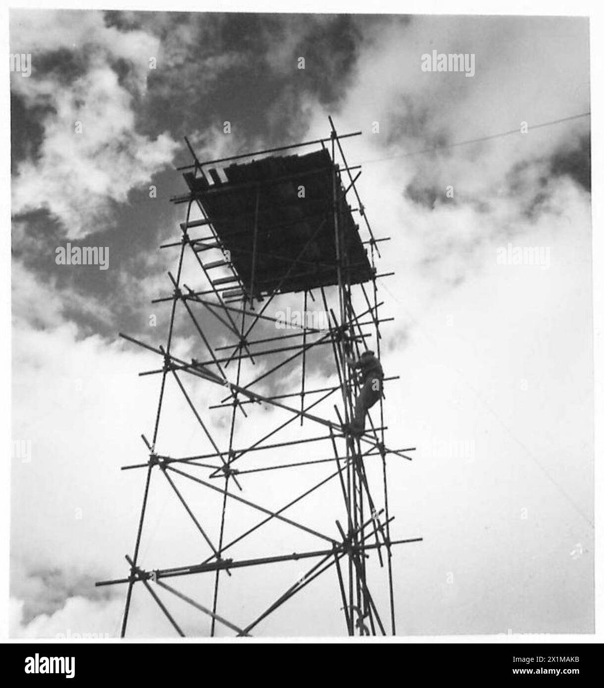 Il personale dell'Ottava Armata osserva i movimenti nemici da impalcature tubolari in acciaio nelle posizioni di Mareth come parte delle operazioni di ricognizione. Foto Stock