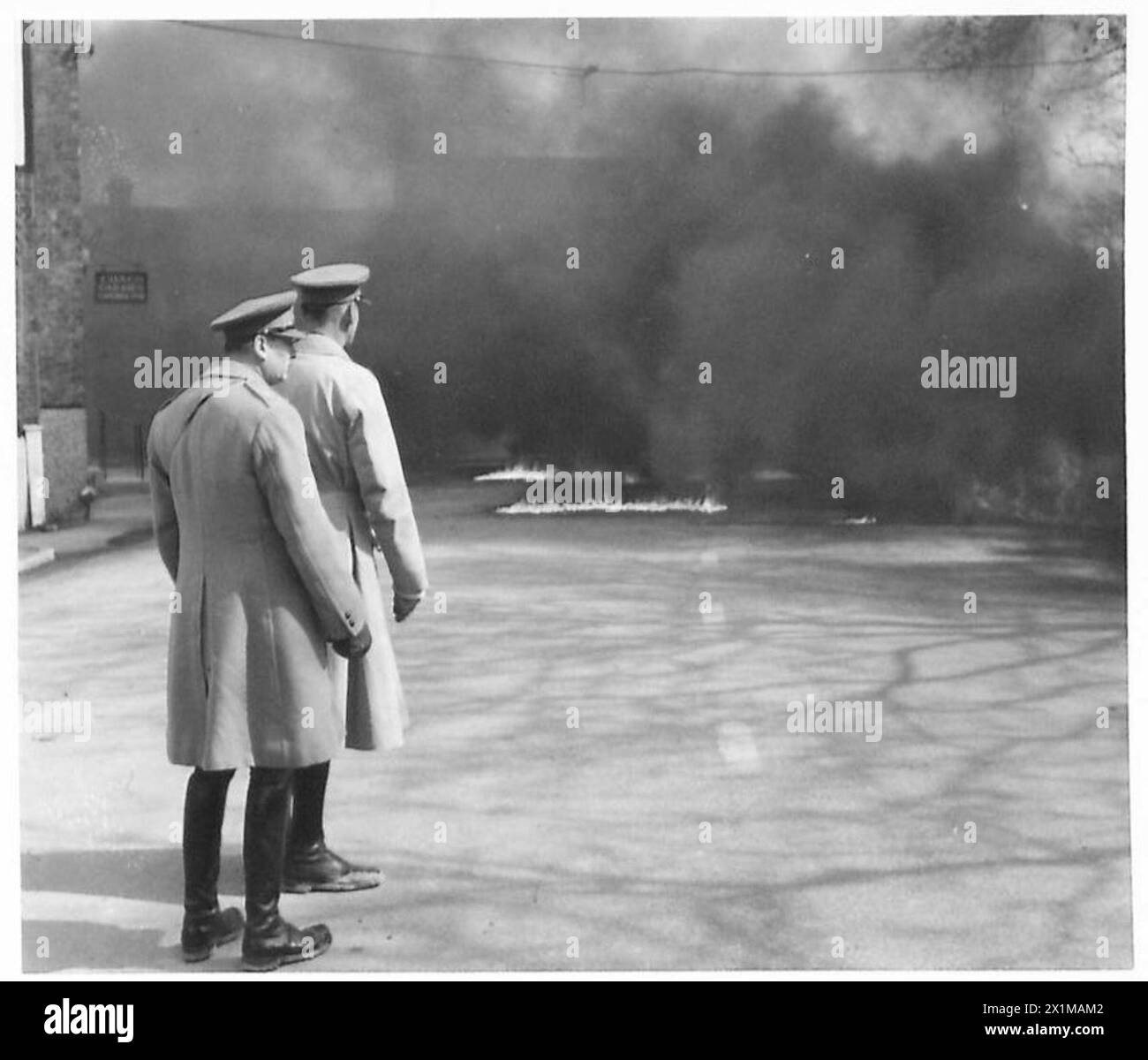 Il Duca di Gloucester osserva la combustione controllata di benzina in una trappola anticarro durante una visita alle difese costiere, l'esercito britannico. Foto Stock