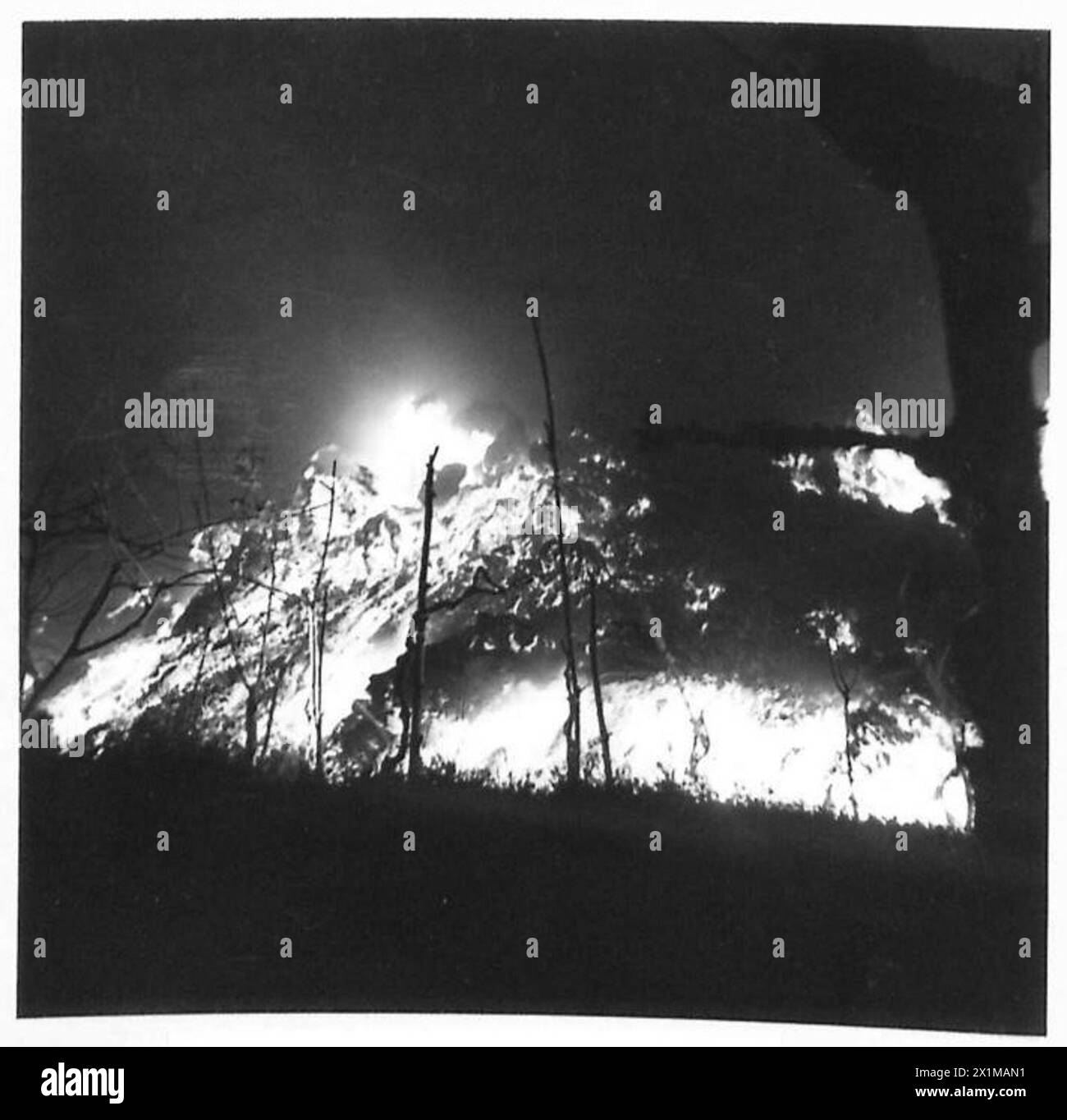 ITALIA : scena DELL'ERUZIONE DEL VESUVIO - scena notturna, spettacolo impressionante, mentre la lava fusa si diffonde sulla montagna, British Army Foto Stock