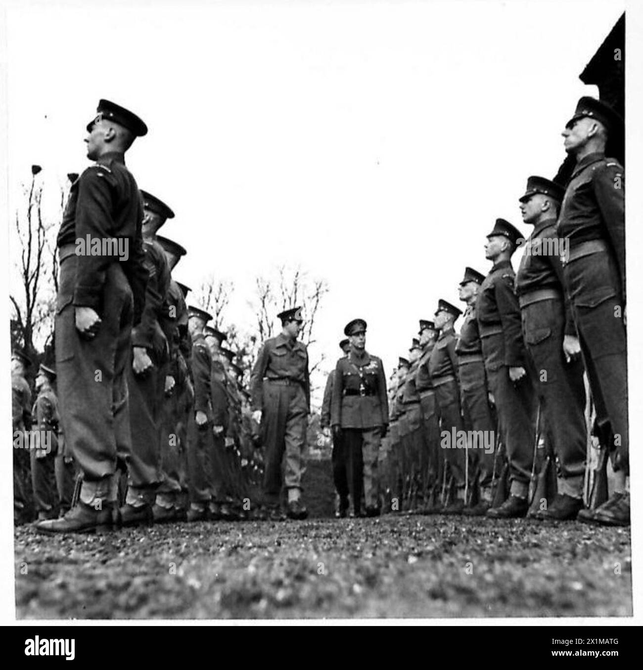 Il re ispeziona un battaglione delle guardie irlandesi durante la revisione cerimoniale dell'esercito britannico. Foto Stock