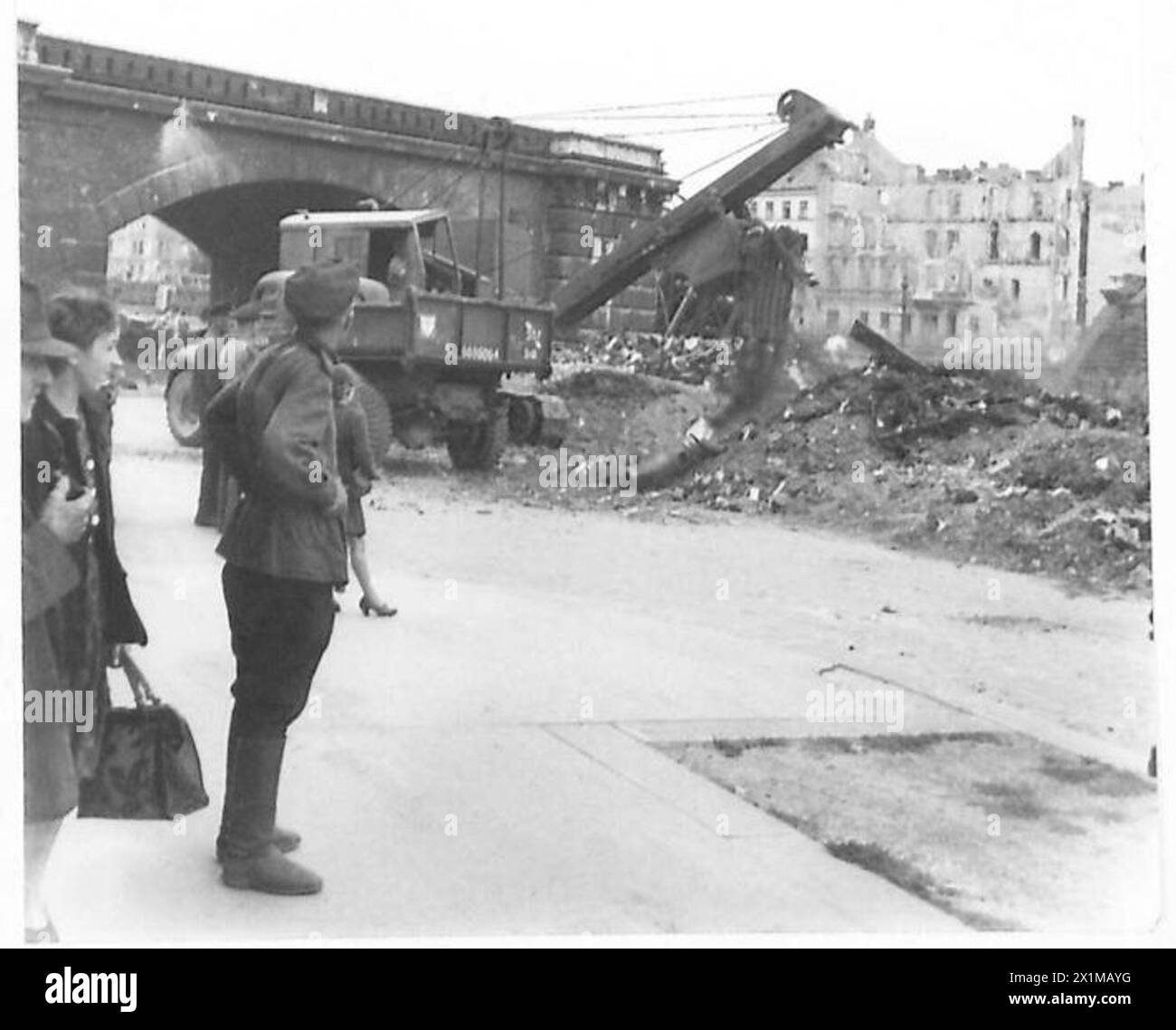 Le operazioni sanitarie per combattere le malattie continuano a Vienna sotto l'osservazione di un soldato russo, l'esercito britannico. Foto Stock
