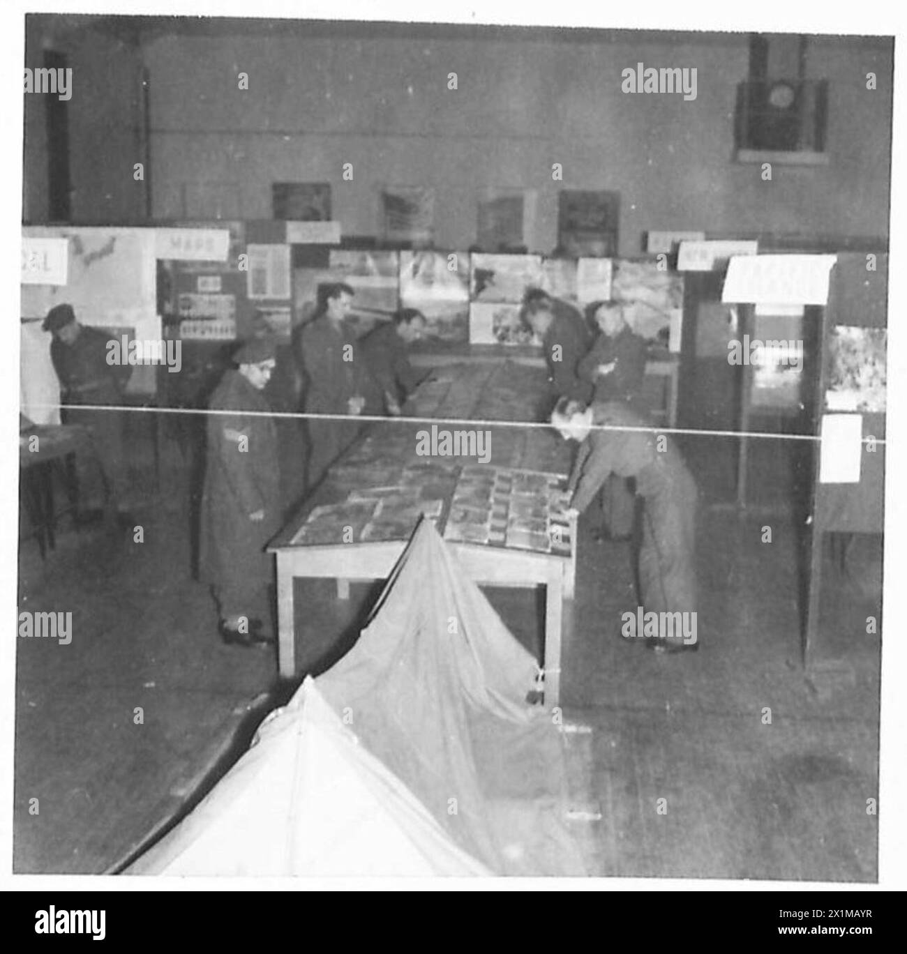 Le truppe dell'esercito britannico esaminano e ispezionano numerose mostre all'Estremo Oriente Exhibition. Foto Stock