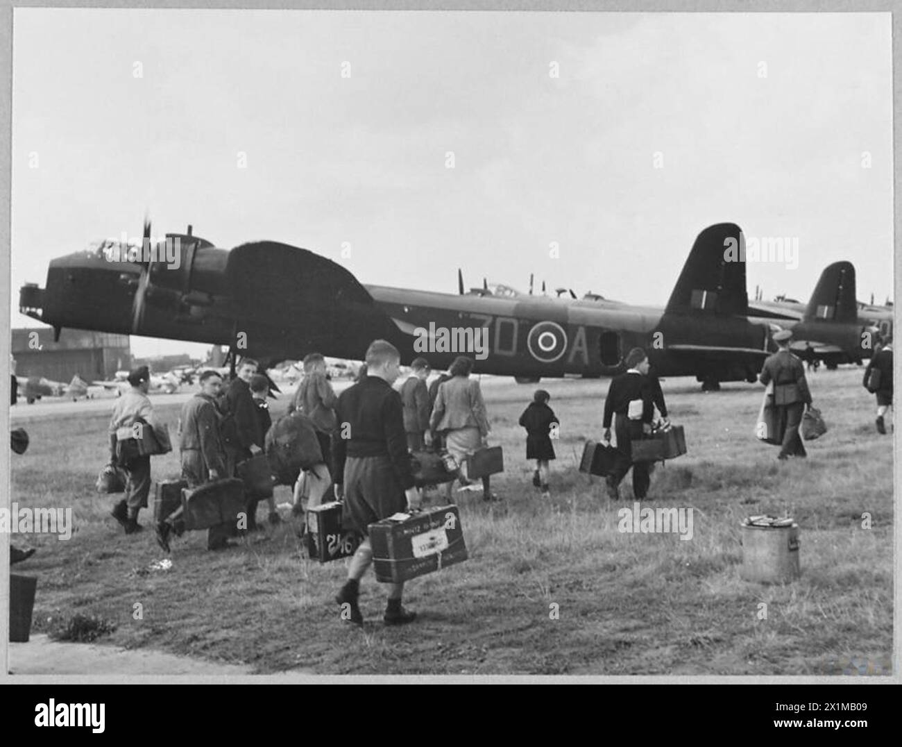 Gli orfani cecoslovacchi precedentemente internati nei campi tedeschi salgono a bordo della RAF Transport Command Stirlings presso gli aeroporti di Praga per il trasferimento in Gran Bretagna nel 1945. Foto Stock