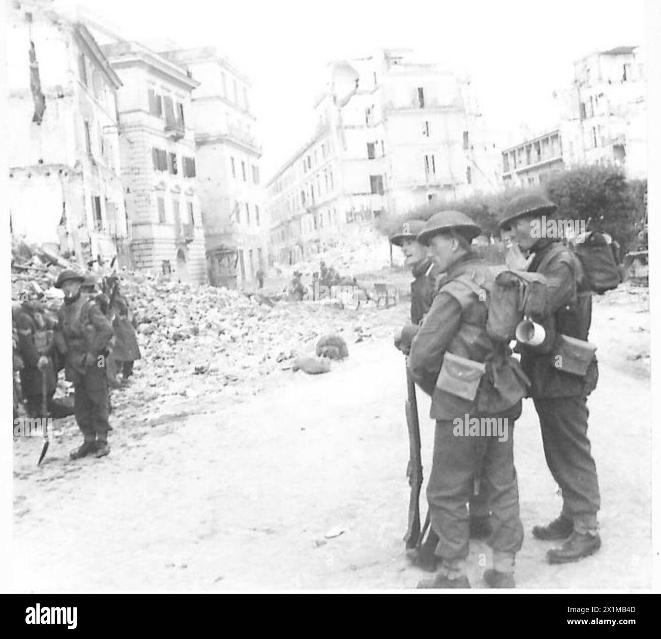 La fanteria del Middlesex Regiment opera in una strada durante lo sbarco alleato a sud di Roma ad Anzio, British Army. Foto Stock