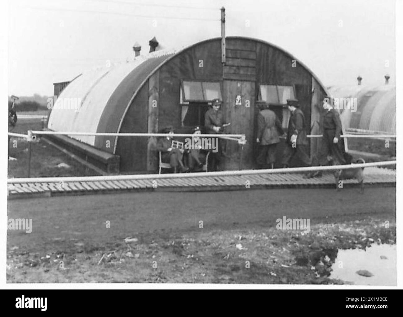 I membri dell'A.T.S. di una batteria mista antiaerea sono fuori dai loro nuovi quartieri sulla costa orientale dell'Inghilterra, British Army. Foto Stock